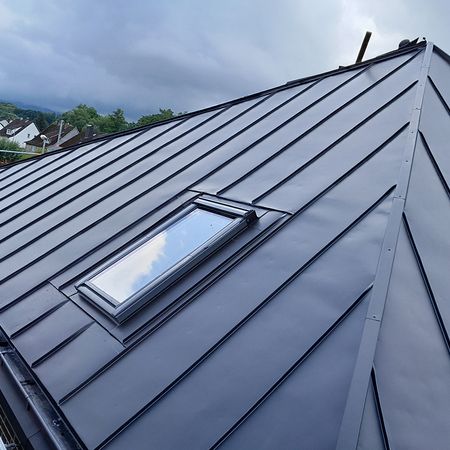 Haus mit Stehfalzdach