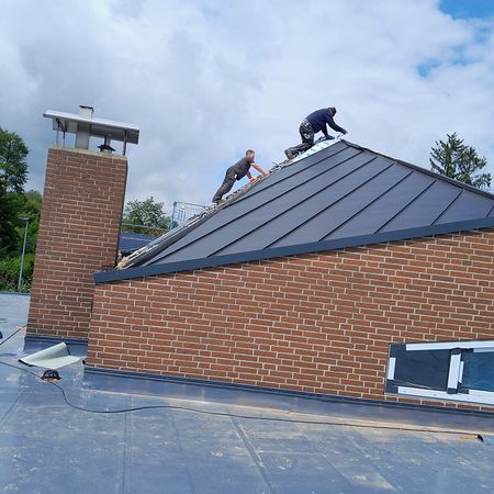 Haus mit Stehfalzdach