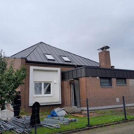 Haus mit Stehfalzdach