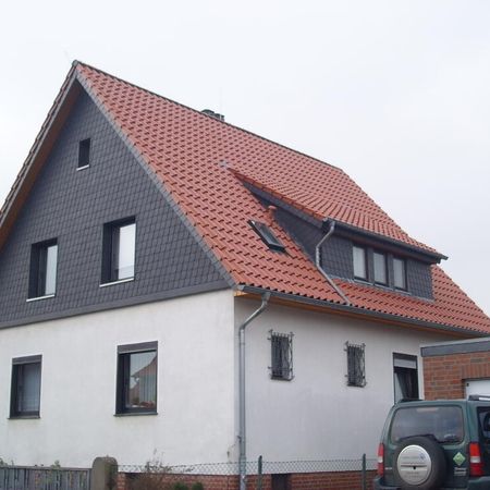 Haus mit Fassadenverkleidung